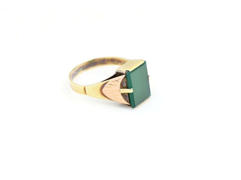 Zlatý prsten, zdobený chrysoprasem.