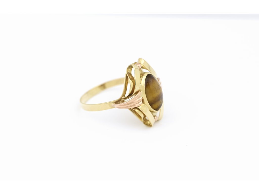 Zlatý prsten, zdobený tygřím okem.