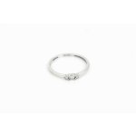 Zlatý prsten, z bílého zlata, zdobený zirkony.