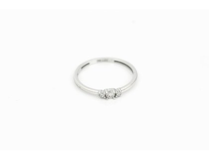 Zlatý prsten, z bílého zlata, zdobený zirkony.