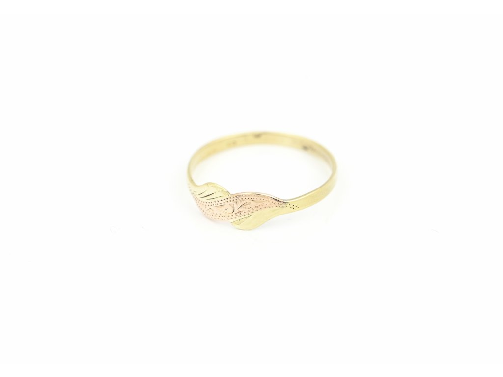 Zlatý prsten, kombinované zlato se zdobením.