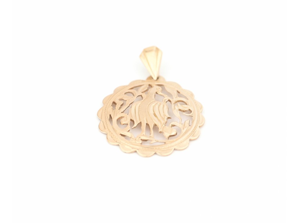 Zlatý přívěšek, z červeného zlata, s volavkou.