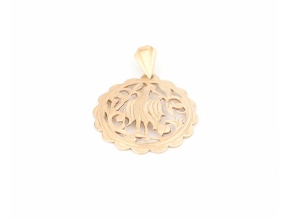 Zlatý přívěšek, z červeného zlata, s volavkou.