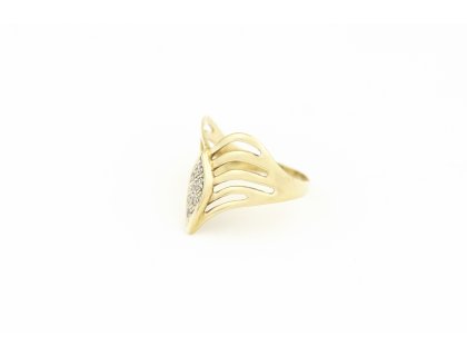 Zlatý prsten, motiv špičky, zdobené zirkony.