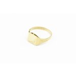 Zlatý prsten, pánský, se zdobením.