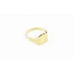 Zlatý prsten, pánský, se zdobením.