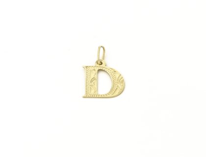 Zlatý přívěšek, zdobené písmeno D.