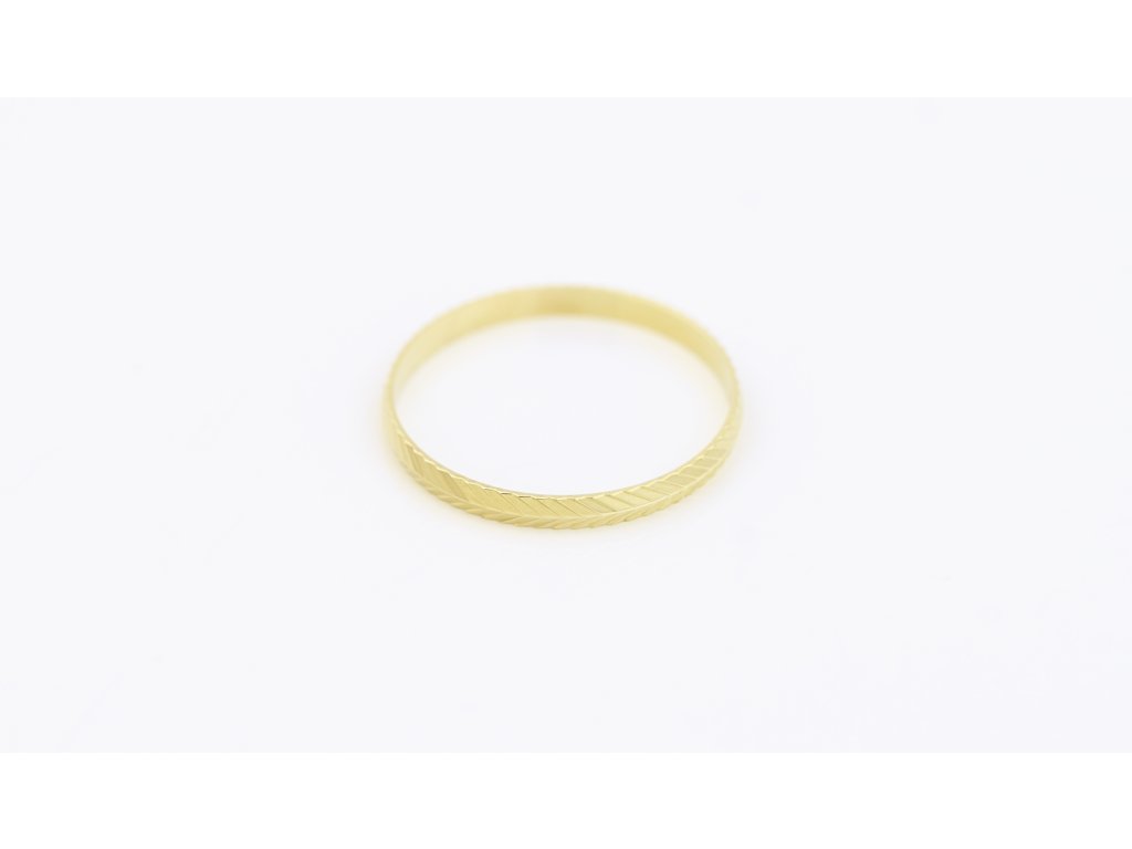 Zlatý prsten, zdobený brusem.