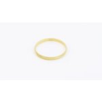 Zlatý prsten, zdobený brusem.