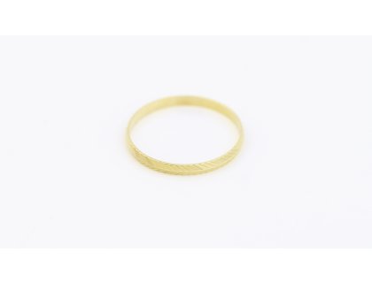 Zlatý prsten, zdobený brusem.