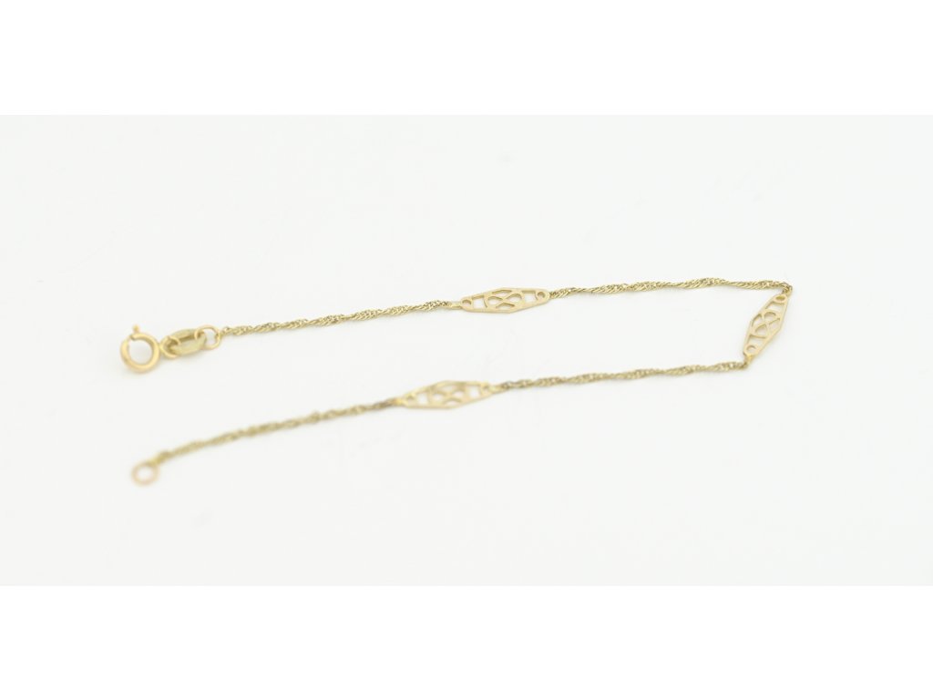 Zlatý náramek, vzor singapur, s ozdobnými ploškami.