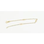 Zlatý náramek, vzor singapur, s ozdobnými ploškami.