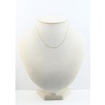 Zlatý řetízek, jemná zkroucená očka.