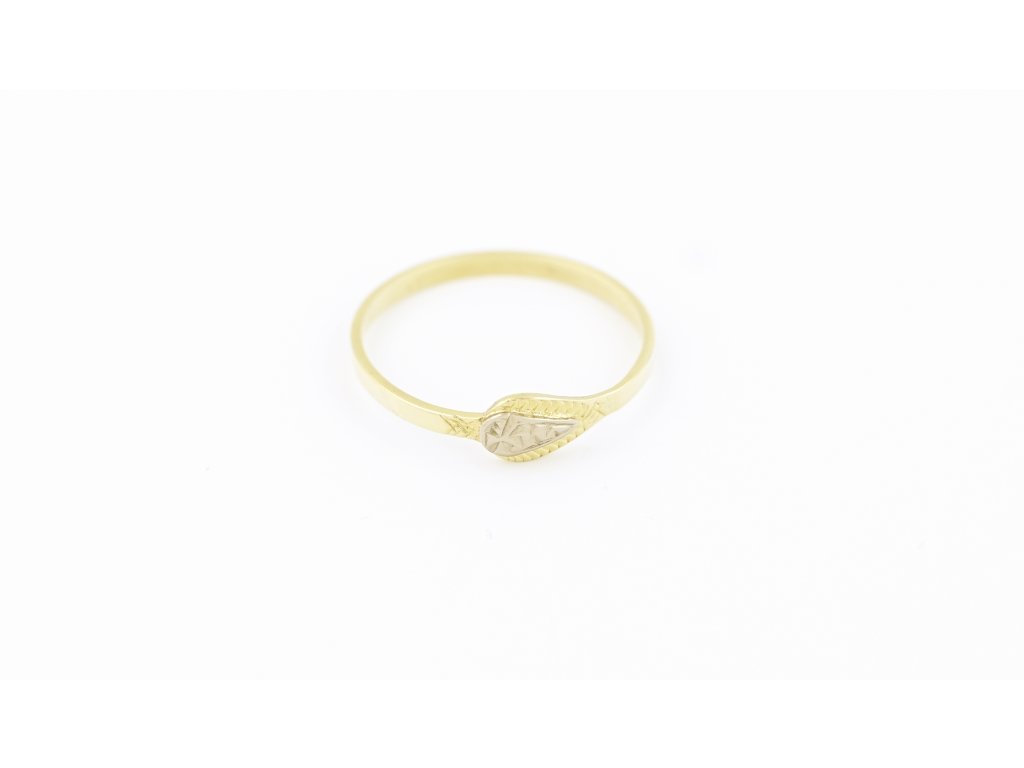 Zlatý prsten s oválným středem z bílého zlata