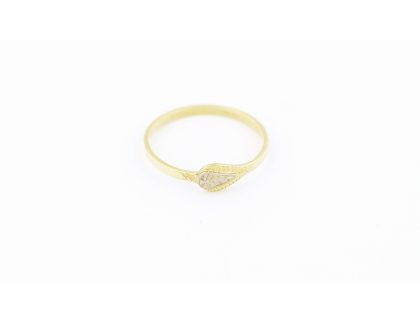 Zlatý prsten s oválným středem z bílého zlata