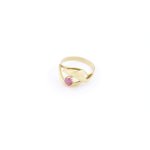 Zlatý prsten s rubínem — pohled shora