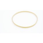 Zlatý pevný náramek s jemným brusem