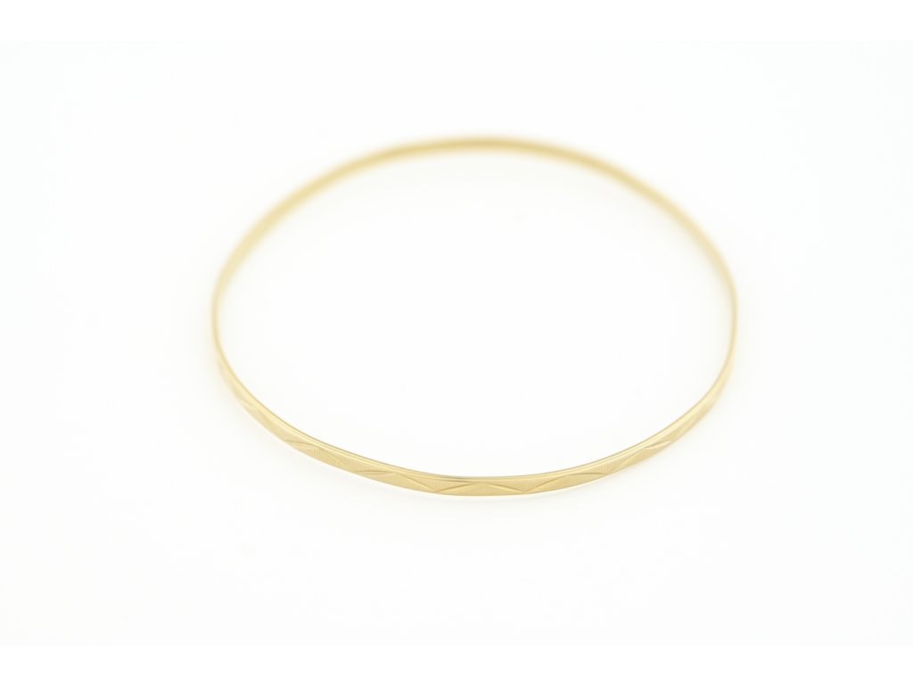 Zlatý pevný náramek s rytým vzorem