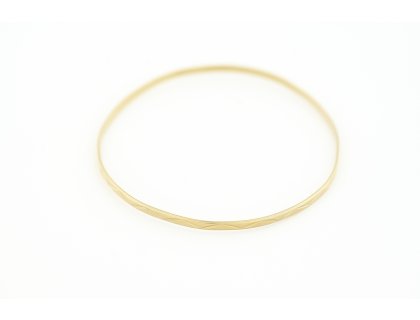 Zlatý pevný náramek s rytým vzorem