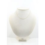 Zlatý řetízek singapur na stojánku