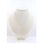 Zlatý řetízek singapur na stojánku