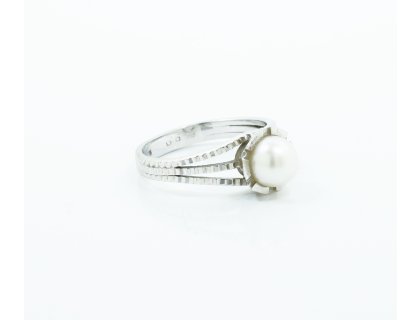 Dámský prsten s perlou v bílém zlatě