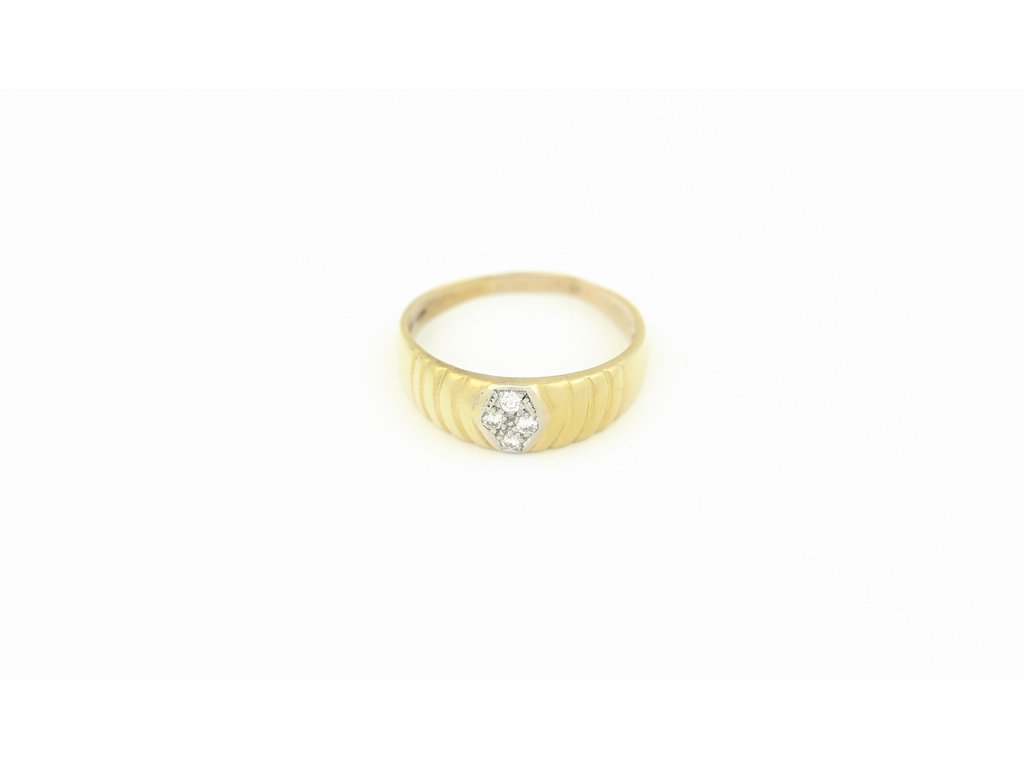 Zlatý prsten se čtyřmi diamanty