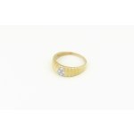 Zlatý prsten se čtyřmi diamanty