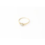 Zlatý prsten s diamantem v korunce