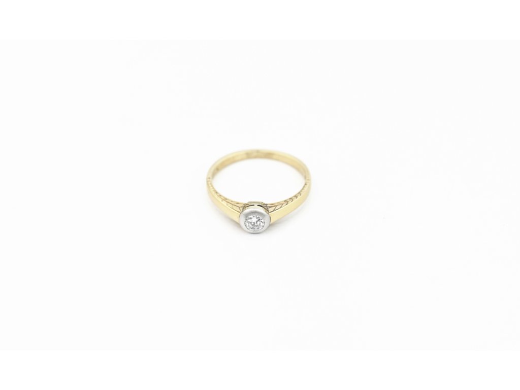 Zlatý prsten s diamantem v bílé korunce