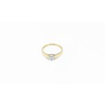 Zlatý prsten s diamantem v bílé korunce