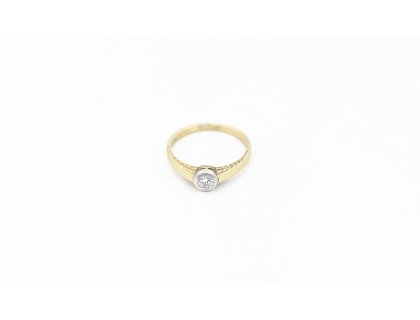 Zlatý prsten s diamantem v bílé korunce