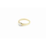 Zlatý prsten s diamantem v bílé korunce