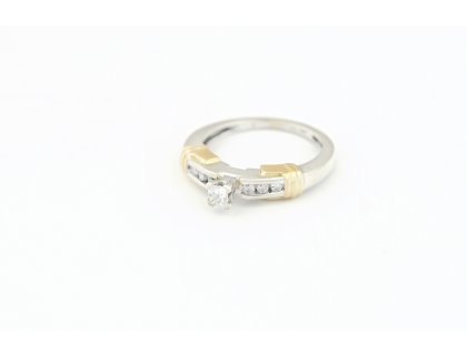 Zlatý prsten s diamanty – bílé a žluté zlato