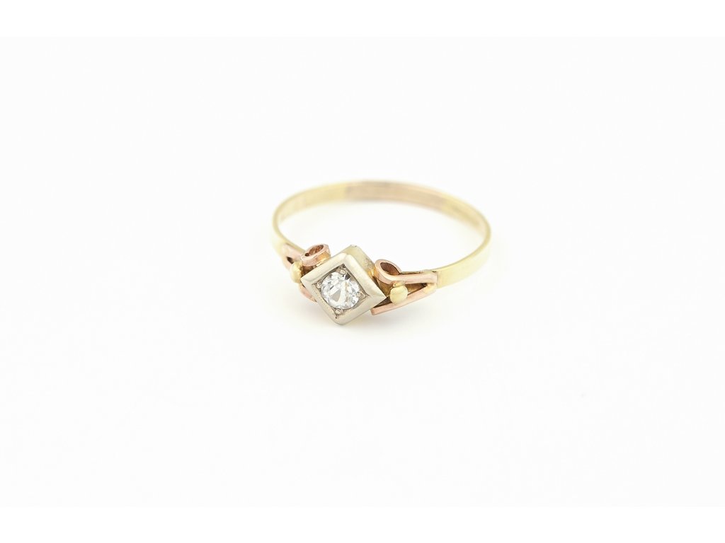 Zlatý prsten se syntetickým safírem – pohled ze strany