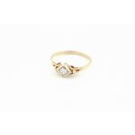 Zlatý prsten se syntetickým safírem – pohled ze strany