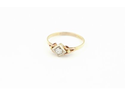 Zlatý prsten se syntetickým safírem – pohled ze strany